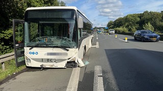 Ein beschädigter Linienbus steht auf der Autobahn 30 auf dem Standstreifen. Ein 21-jähriger Mann hatte ihn in Ludwigsburg gestohlen und war damit bis nach Nordrhein-Westfalen gefahren.