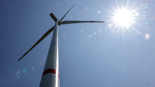 Die Sonne scheint auf ein neues Windrad vom Typ Siemens Gamesa SG-6.6-155 (Symbolbild)