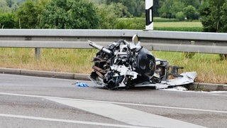 Von dem Motorrad nur noch ein Haufen Blech übrig: Nach dem Crash zwischen Urbach und Schorndorf (Rems-Murr-Kreis) flüchtete der Motorradfahrer.