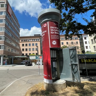 Weniger Funklöcher, mehr Bandbreite: Dafür soll die erste Litfaßsäule mit einem 5G-Sender in Stuttgart sorgen. 