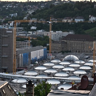 Blick auf die Baustelle des milliardenschweren Bahnprojekts Stuttgart 21 mit dem unter die Erde verlegten Tiefbahnhof.