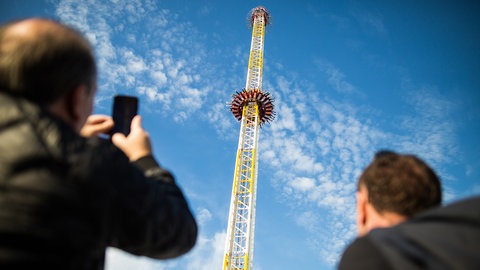 Klicken und verschicken: Das Foto vom Volksfest mit dem im Freefall-Tower hinabstürzenden Nachwuchs lässt sich auf dem Wasen besser verschicken als anderswo als Vodafone-Nutzer: Dort dienen sieben Laternen als Sendemasten. 