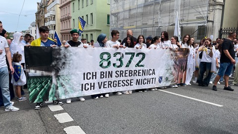 In Stuttgart haben 7.000 Menschen an den Völkermord in Screbrenica erinnert. 