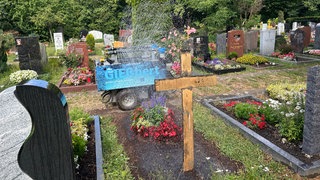 Ein Roboter gießt auf einem Stuttgarter Friedhof die Pflanzen auf den Gräbern.