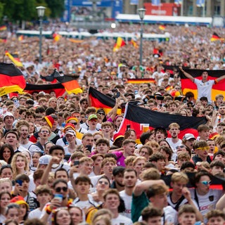 Public Viewing zum Viertelfinale der EM 2024 auf dem Stuttgarter Schlossplatz