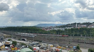 Blick auf Züge und Gleisvorfeld in Stuttgart