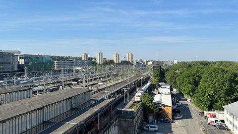 Blick vom Infoturm am Bahnhof auf Gleise und Züge.