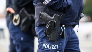 Zwei Polizisten mit Pistole (Symbolbild).