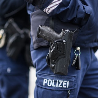 Zwei Polizisten mit Pistole (Symbolbild).