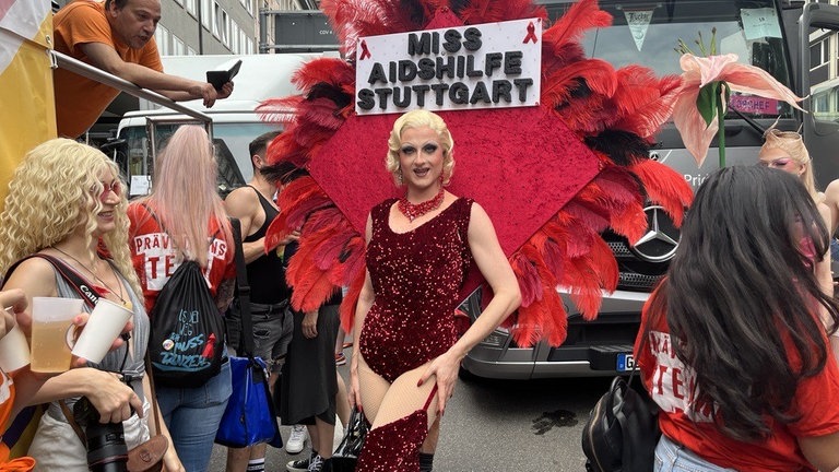 Bunt, fröhlich, queer: Miss Aidshilfe Stuttgart hat beim CSD 2024 in Stuttgart Aufstellung genommen zur Parade durch die Innenstadt (Archivbild)