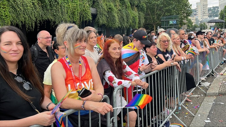 Zuschauer stehen beim CSD 2024 in Stuttgart entlang der Route.