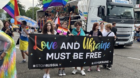 Teilnehmende des CSD 2024 in Stuttgart erinnern an den Krieg in der Ukraine. 