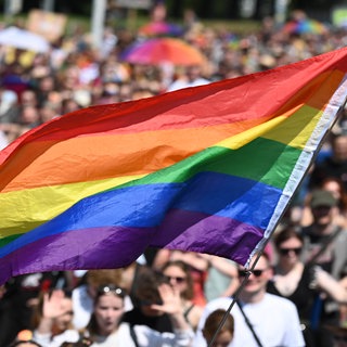 Die LGBTQ Flagge steht für eine offene Gesellschaft. Der CSD in Stuttgart findet am Samstag, den 26. Juli statt.