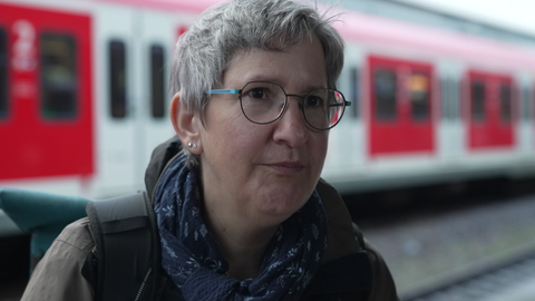 Eva Lang steht des Öfteren wartend am Bahnsteig in Herrenberg.