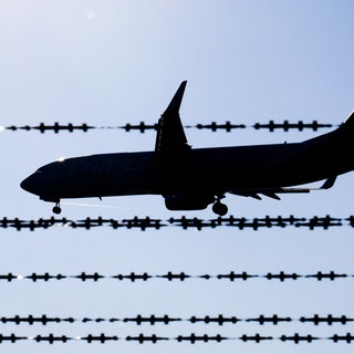In einem Flugzeug werden Menschen aus Deutschland ausgeflogen.