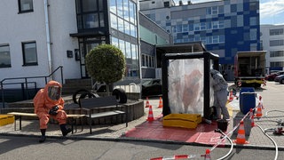 Spezialeinkräfte in Schutzanzügen an der Einsatzstelle in Filderstadt.