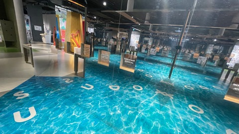 Die Moses-Station im Bibliorama in Stuttgart: Das Spielgelkabinett schafft ein Gefühl von Chaos und Unsicherheit, die in den Spiegelwänden eingelassenen Gebote schaffen Struktur.