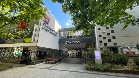 Das Bibliorama in Stuttgart von außen: Das Museum stellt an 15 Stationen Figuren aus der Bibel vor.