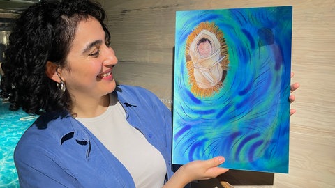 Makisa Fathai stellt an der Moses-Station im Bibliorama Stuttgart ihr Wackelbild vor.