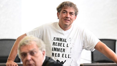 Michael Ballweg, Gründer der "Querdenken"-Bewegung, im Landgericht Stuttgart. Er wurde weitestgehend freigesprochen.