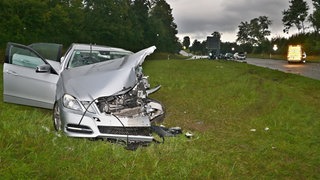Auf einem Grünstreifen neben der B10 bei Schwieberdingen steht ein Unfallauto. Im Hintergrund weitere Unfallautos.