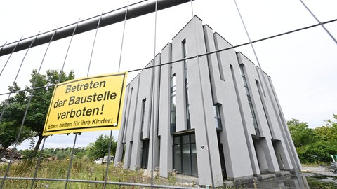 Der Neubau einer Moschee auf den Fildern. Im Streit um den Bau der Moschee hat der Gemeinderat der Stadt entschieden, dass der muslimische Verein das fast fertig gebaute Gebäude wieder abreißen muss.