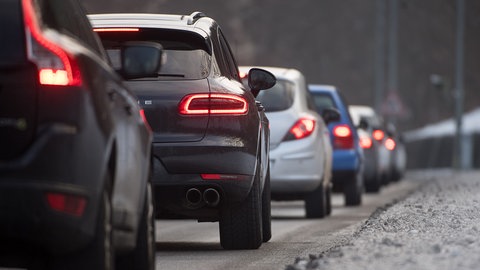 Autos fahren in Richtung Stuttgart (Archivbild)