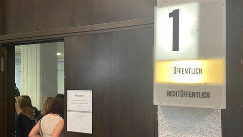 Lichtsignale am Eingang eines Gerichtssaals im Landgericht Stuttgart zeigen an, dass eine Sitzung öffentlich ist.