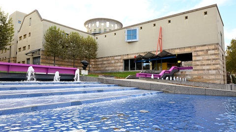 Das Haus der Geschichte in Stuttgart - davor ein großer Springbrunnen 