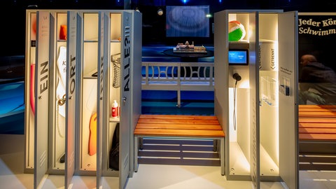In der Ausstellung sind Spints eines Schwimmbades gezeigt - die Aufschrift lautet: Ein Ort für alle? 