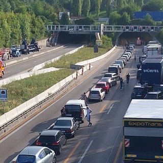 Stau vor dem Engelbergtunnel auf der A81: Im Tunnel war ein Pkw in Brand geraten.