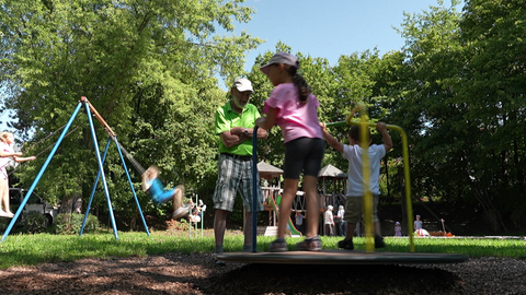 Kinder spielen auf einem Spielplatz im Sand und auf dem Karussell in Weissach im Tal. Diese Spielplätze sollen laut Stadt für Bauplätze weichen.