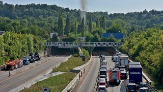 Ein brennendes Auto hat am Mittwoch zu einem Großeinsatz im Engelbergtunnel auf der A81 geführt.