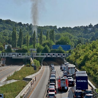 Ein brennendes Auto hat am Mittwoch zu einem Großeinsatz im Engelbergtunnel auf der A81 geführt.