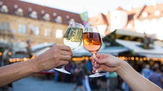 Zum Wohl! Das Stuttgarter Weindorf eröffnet am Donnerstag wieder - und geht dieses Jahr sogar fünf Tage länger (Archivbild)