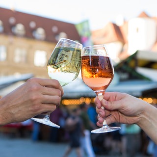 Zum Wohl! Das Stuttgarter Weindorf eröffnet am Donnerstag wieder - und geht dieses Jahr sogar fünf Tage länger (Archivbild)