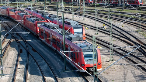 Abgestellte Züge am Ulmer Hauptbahnhof - Im Januar sollen die Züge wieder abgestellt werden (Archivbild)