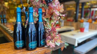 Flaschen stehen auf einer Theke auf dem Stuttgarter Weindorf. Das Stuttgarter Weindorf wurde Ende August eröffnet.