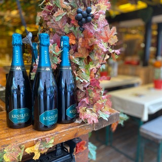 Flaschen stehen auf einer Theke auf dem Stuttgarter Weindorf. Das Stuttgarter Weindorf wurde Ende August eröffnet.