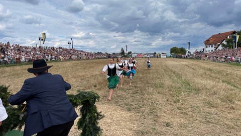 Paradn in Mittelalteroutfits und das Rennen über ein Stoppelfeld sind Teil des traditionellen Schäferlaufs in Markgröningen.