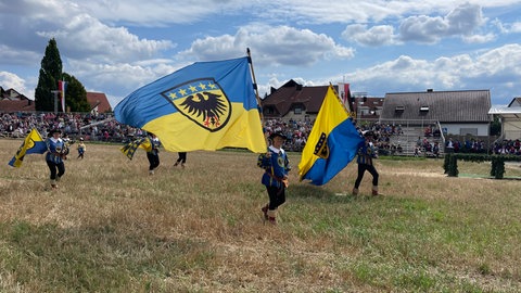 Paradn in Mittelalteroutfits und das Rennen über ein Stoppelfeld sind Teil des traditionellen Schäferlaufs in Markgröningen.
