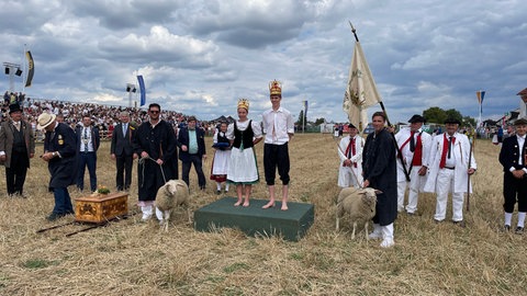Paraden in Mittelalteroutfits und das Rennen über ein Stoppelfeld sind Teil des traditionellen Schäferlaufs in Markgröningen.