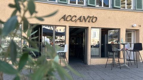 Das Lokal "ACCANTO Semplicissimo" ist von außen zu sehen. 