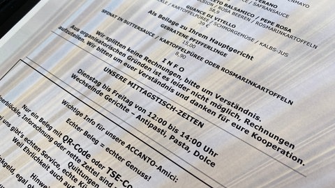 "Wir splitten keine Rechnungen, bitte um Verständnis", heißt es auf einer Karte des Lokals. 