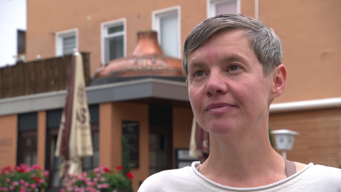 Tourismus-Managerin Teresa Christmann schätzt das lokale Bier der Kaiser Brauerei.