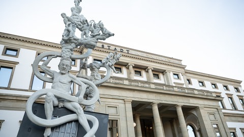 Die S21-Statue «S 21. Das Denkmal – Chronik einer grotesken Entgleisung» steht vor dem Stadtpalais. 