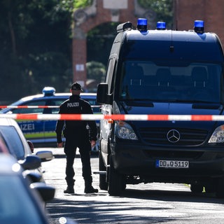 Ein Kastenwagen der Polizei mit einem Ermittler und Polizeiabsperrband (Symbolbild). Ende August hat ein Bauhof-Mitarbeiter in Bonladen-Filderstadt eine Leiche gefunden. Die konnte mittlerweile identifiziert werden.