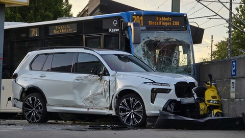 Ein demoliertes Auto steht vor einem kaputten Linienbus. In Sindelfingen hat ein Bus mehrere Autos gerammt. Der Busfahrer wurde schwer verletzt.