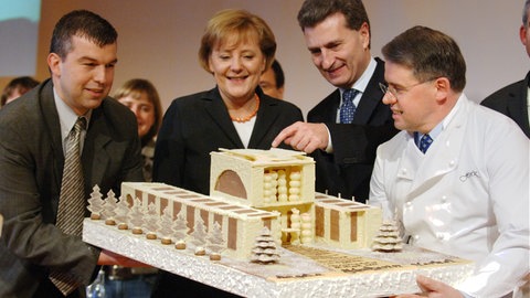 das Bundeskanzleramt, geformt aus Schokolade, präsentiert 2005 in Stuttgart für die damalige Kanzlerin Angela Merkel (CDU)
