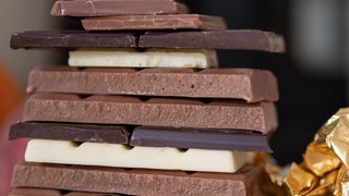 Verschiedene Schokoladentafeln übereinander gestapelt